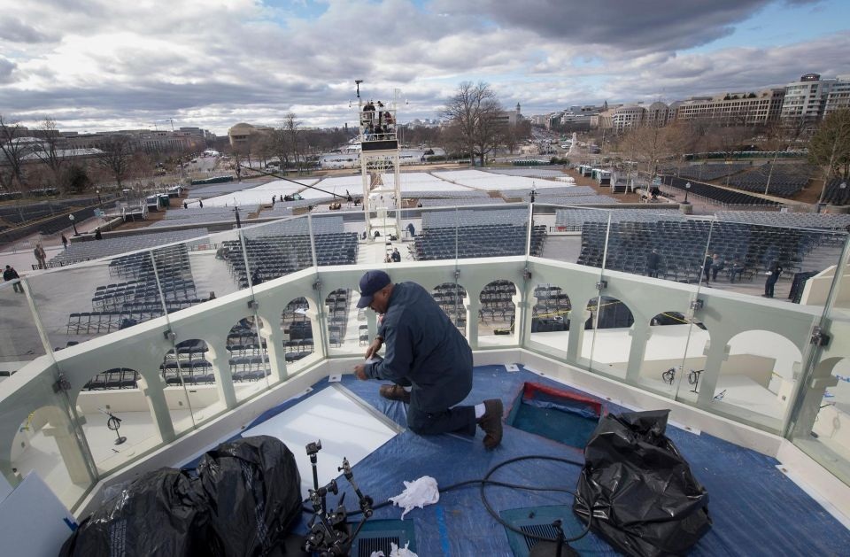 Washington tất bật chuẩn bị cho lễ nhậm chức của ông Trump - 5 Khu vực tuyên thệ của tân tổng thống được chăm chút kỹ lưỡng và dọn dẹp sạch sẽ trước khi lễ nhậm chức chính thức bắt đầu (Ảnh: Newsday)