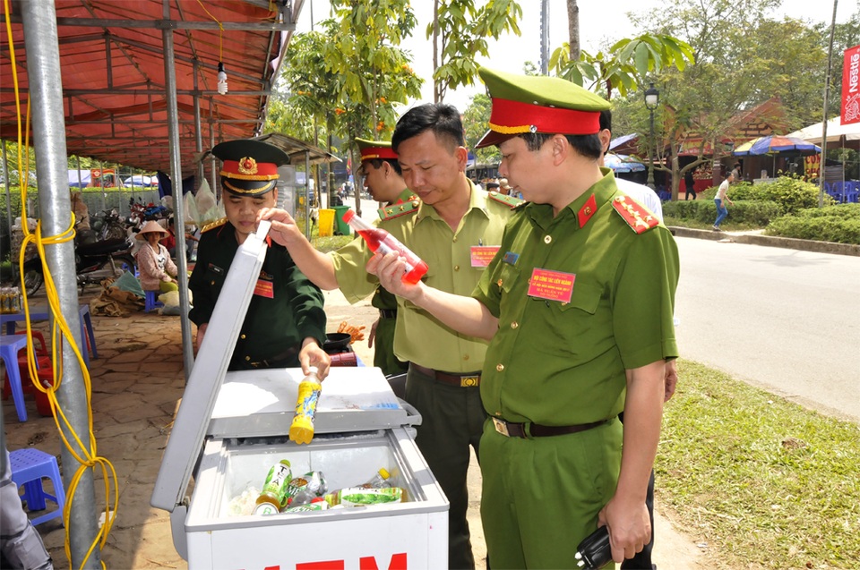 Hơn 1.000 cán bộ chiến sĩ đảm bảo an ninh dịp Giỗ Tổ Hùng Vương - 4 Lực lượng liên ngành tỉnh Phú Thọ đi kiểm tra về an toàn thực phẩm tại các hàng quán khu vực Đền Hùng.