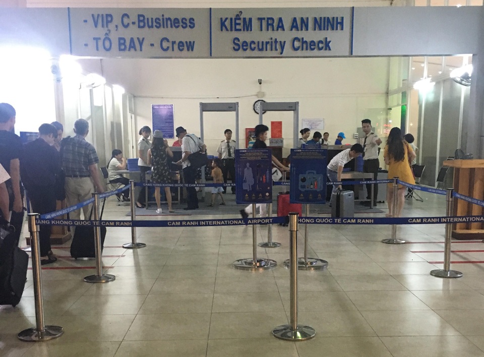 Hành khách đi máy bay nghi xách theo đạn và kíp nổ - 1 Theo quy định bắt buộc, trước khi lên máy bay, hành khách cùng hành lý xách tay đều phải đi qua cửa soi chiếu an ninh và làm thủ tục an ninh