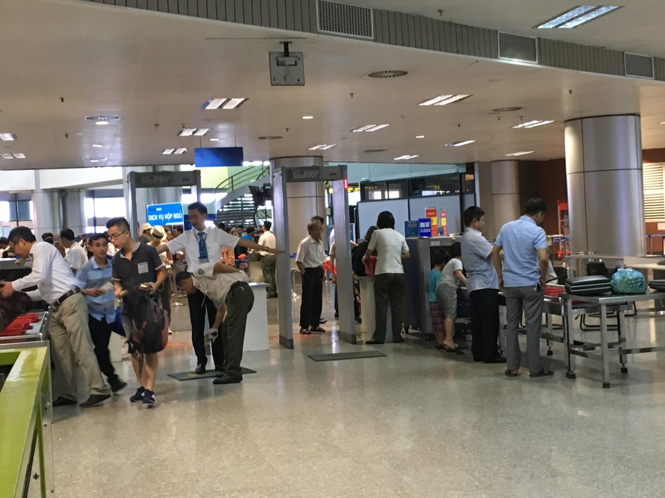 Hành khách đi máy bay nghi xách theo đạn và kíp nổ - 2 Thời gian gần đây, cơ quan an ninh sân bay Nội Bài liên tục phát hiện hành khách mang vật phẩm nguy hiểm, bao gồm cả súng và kíp nổ khi đi máy bay