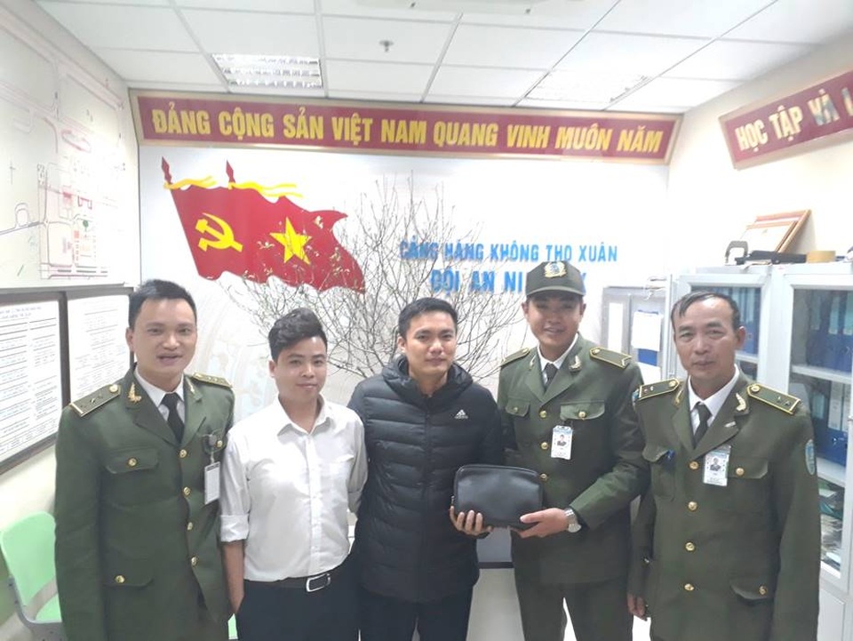 Nhân viên hàng không trả hàng trăm triệu đồng cho hành khách bỏ quên - 1 An ninh sân bay Cảng Hàng không Thọ Xuân trao trả tài sản cho hành khách bỏ quên