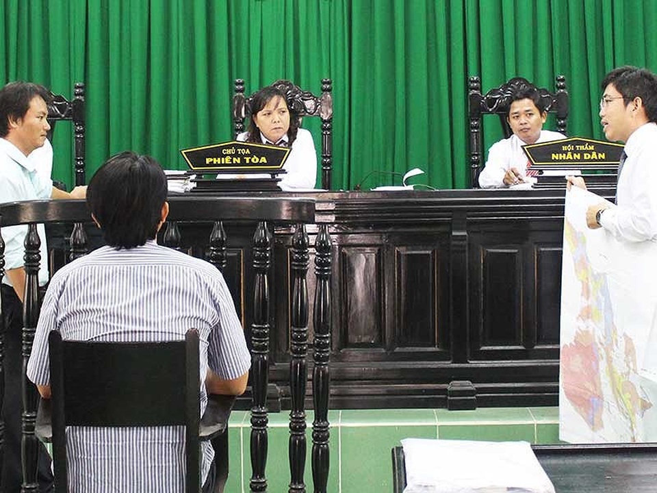 Từ án treo, kêu oan thành 7 năm tù giam - 1 an oanLuật sư bào chữa cho ông Nguyễn Thái Đắc phân tích bản đồ, một trong những căn cứ buộc tội luật sư cho là không có giá trị pháp lý. Ảnh: TẤN LỘC