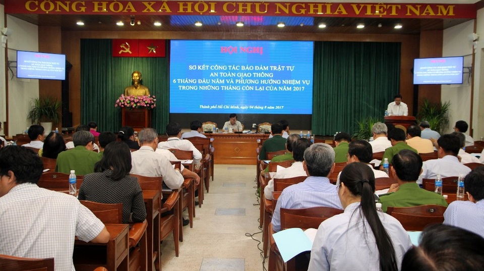 TPHCM: Mỗi tháng có thêm 30.000 phương tiện tham gia giao thông - 1 Ban An toàn giao thông TPHCM cho rằng số lượng phương tiện giao thông tăng nhanh là một trong những nguyên nhân gây ùn tắc giao thông