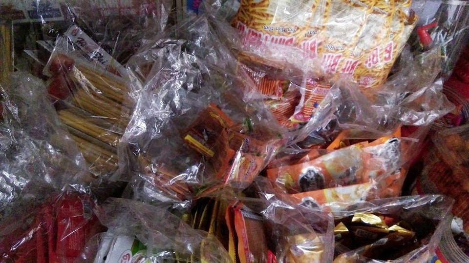 Hiểm họa từ hàng quà vặt trước cổng trường - 3 Đồ ăn vặt được bày bán la liệt với nhiều loại khác nhau quanh khu vực cổng trường học.