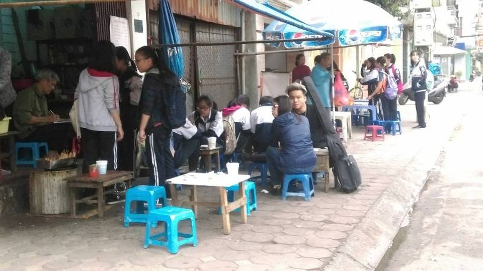 Hiểm họa từ hàng quà vặt trước cổng trường - 1 Cứ đến giờ tan học, các hàng quán trước cổng trường lại tấp nập học sinh ra vào.