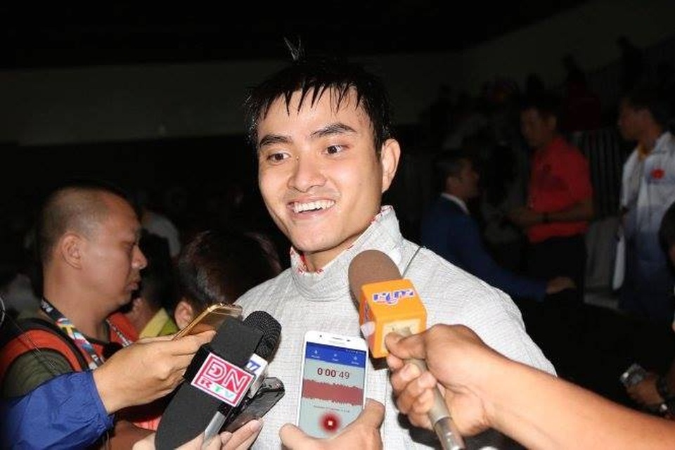 
Vũ Thành An tươi cười trả lời phỏng vấn sau khi bảo vệ thành công tấm HCV kiếm chém, ảnh: Q.H
