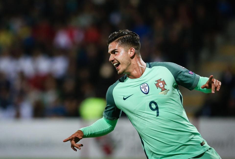 Andre Silva khá đa năng. Cầu thủ này có khả năng rê bóng, chuyền bóng, dứt điểm tốt. Mùa giải vừa qua, anh đã ghi 20 bàn cho Porto. Ở ĐTQG, Andre Silva là đối tác an ý với C.Ronaldo. Cầu thủ này là nhân tố “Seleccao châu Âu” tìm kiếm nhiều năm qua (chia sẻ gánh nặng ghi bàn với C.Ronaldo).