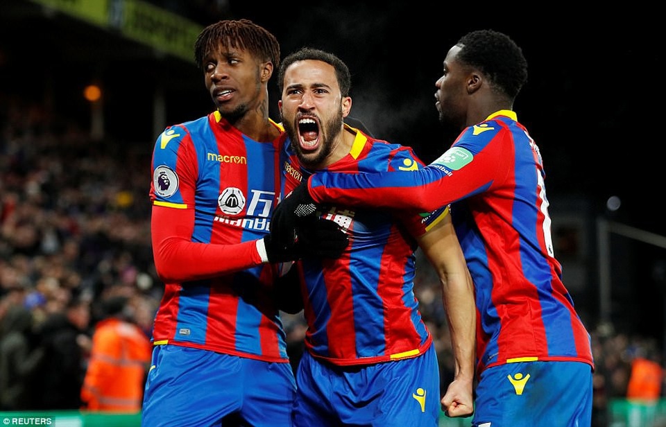 Crystal Palace 2-3 Arsenal: Cú đúp của Sanchez - 3
Andros Townsend (giữa) ăn mừng cùng đồng đội sau khi ghi bàn vào lưới Arsenal