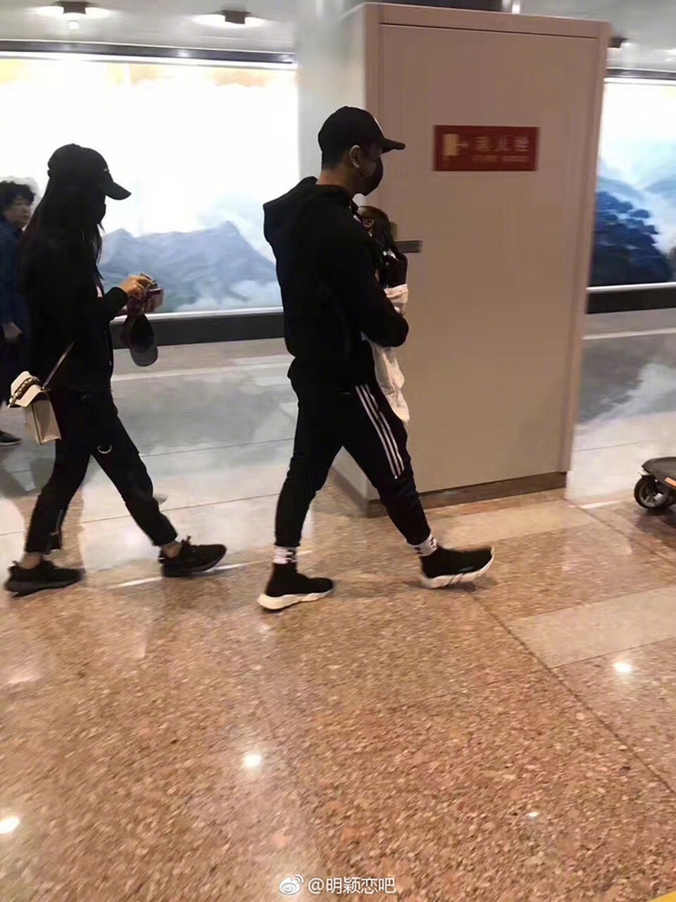 Bà mẹ trẻ Angelababy lần đầu khoe con trai cưng trên truyền hình - 17
Cả gia đình Huỳnh Hiểu Minh và Angelababy đã thu hút sự chú ý của những hành khách khác dù họ di chuyển rất nhanh.