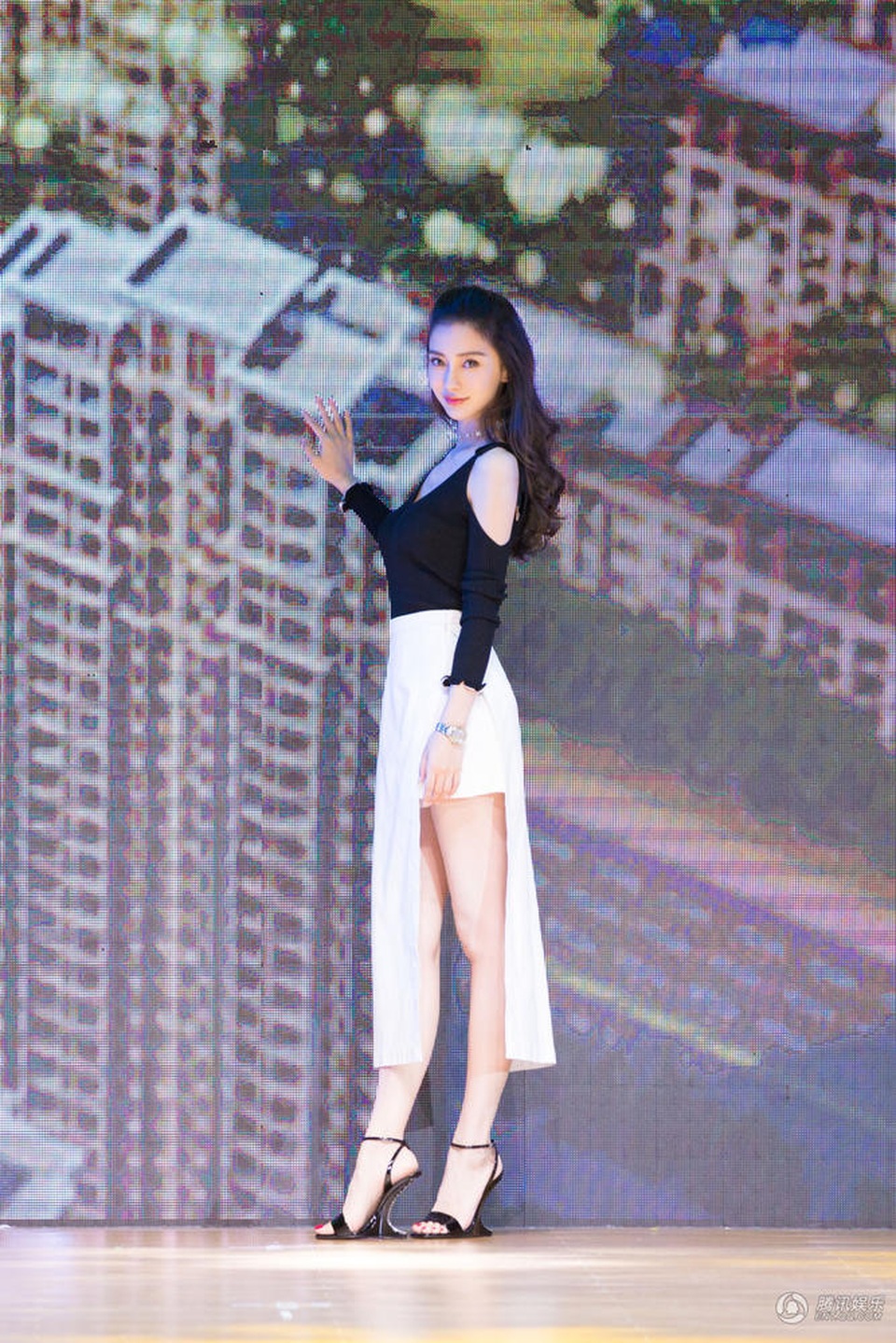 Angelababy cực ma mị và lạ mắt trong loạt ảnh mới - 12
Angelababy dịu dàng trong một sự kiện diễn ra vào tuần trước.
