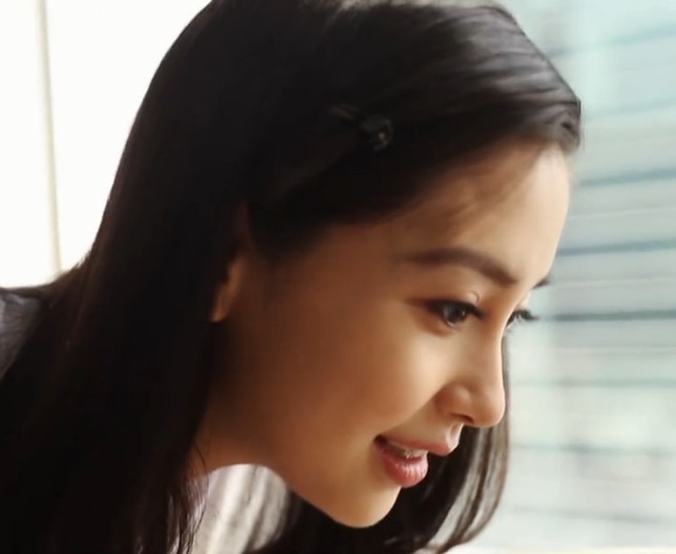 Bà mẹ trẻ Angelababy lần đầu khoe con trai cưng trên truyền hình - 3
Gương mặt mãn nguyện của bà mẹ trẻ khi được ở bên thiên thần nhỏ. Trong giai đoạn mang thai và sau khi sinh, Angelababy dành thời gian nghỉ ngơi chủ yếu đề gìn giữ sức khoẻ bản thân và em bé trong bụng.