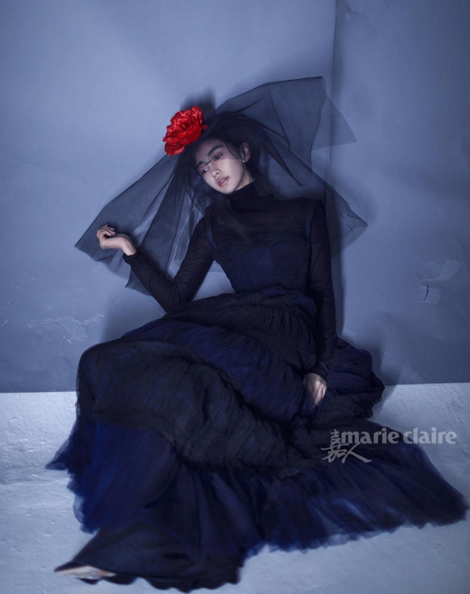 Angelababy cực ma mị và lạ mắt trong loạt ảnh mới - 2
Nữ diễn viên nổi tiếng hóa ấn tượng trong bộ ảnh này. Cô phá bỏ hình ảnh ngọt ngào, trong sáng quen thuộc để trỏ nên bí ẩn hơn.