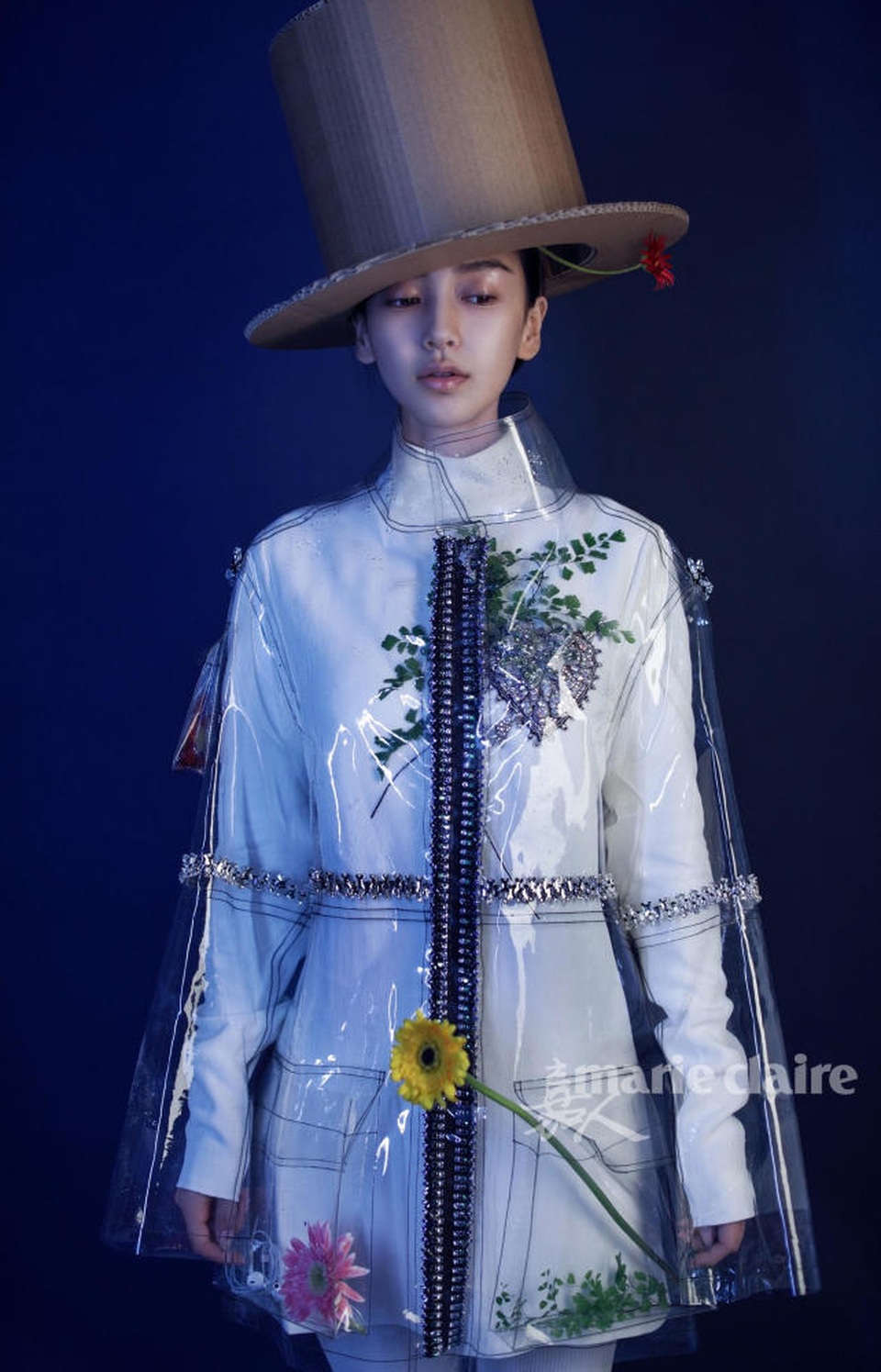 Angelababy cực ma mị và lạ mắt trong loạt ảnh mới - 8
Chỉ gần 9 tháng sau khi sinh con trai, Angelababy đã lấy lại dáng vóc thanh mảnh và gọn gàng.
