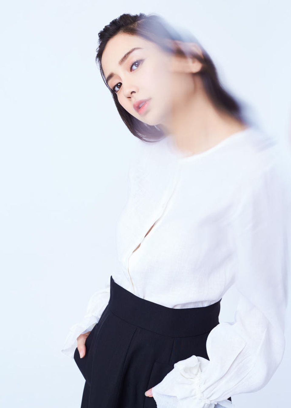 "Bà mẹ trẻ" Angelababy đẹp không "tì vết" trong ngày tái xuất - 8
Angelababy cũng dành cho chồng những lời có cánh. Cô thấy hạnh phúc khi có được một người đàn ông vừa chín chắn, ngọt ngào mà lại tài giỏi như vậy.
