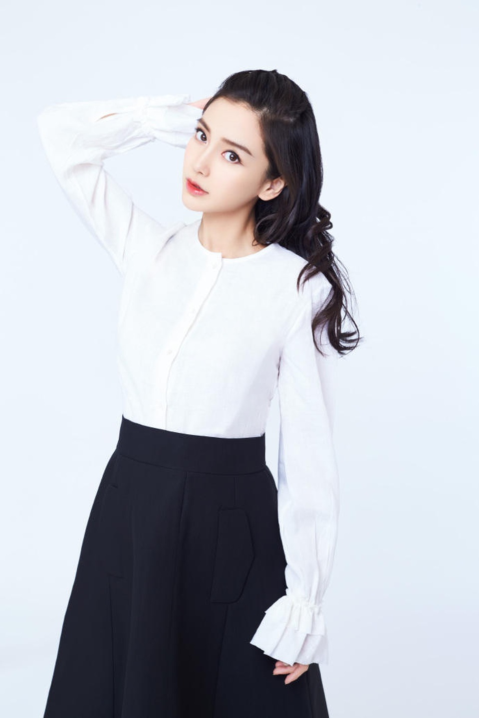 "Bà mẹ trẻ" Angelababy đẹp không "tì vết" trong ngày tái xuất - 7
Ngay cả khi mang thai tới khi sinh con đầu lòng, Angelababy luôn được chồng chăm sóc và cưng chiều hết mực. Anh tận tình đưa đón vợ, tự tay nấu ăn cho cô, nhắc nhở cô giữ gìn sức khỏe. Và mới đây trong tiệc sinh nhật của vợ, Huỳnh Hiểu Minh đã tổ chức rất hoành tráng và tốn kém để bày tỏ sự trân trọng của anh dành cho người phụ nữ của đời mình.