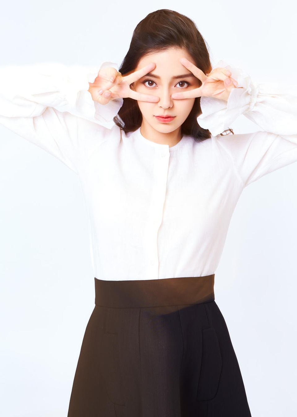 "Bà mẹ trẻ" Angelababy đẹp không "tì vết" trong ngày tái xuất - 4
Ngay sau khi sinh nở, Angelababy đã giảm cân đáng kể một cách tự nhiên. Bí quyết của cô là không tăng cân quá nhiều trong thai kỳ. Nữ diễn viên mang hai dòng máu Âu - Á cũng sở hữu dáng vóc khá nhỏ nhắn nên việc giảm cân sau sinh với cô không hề khó khăn.