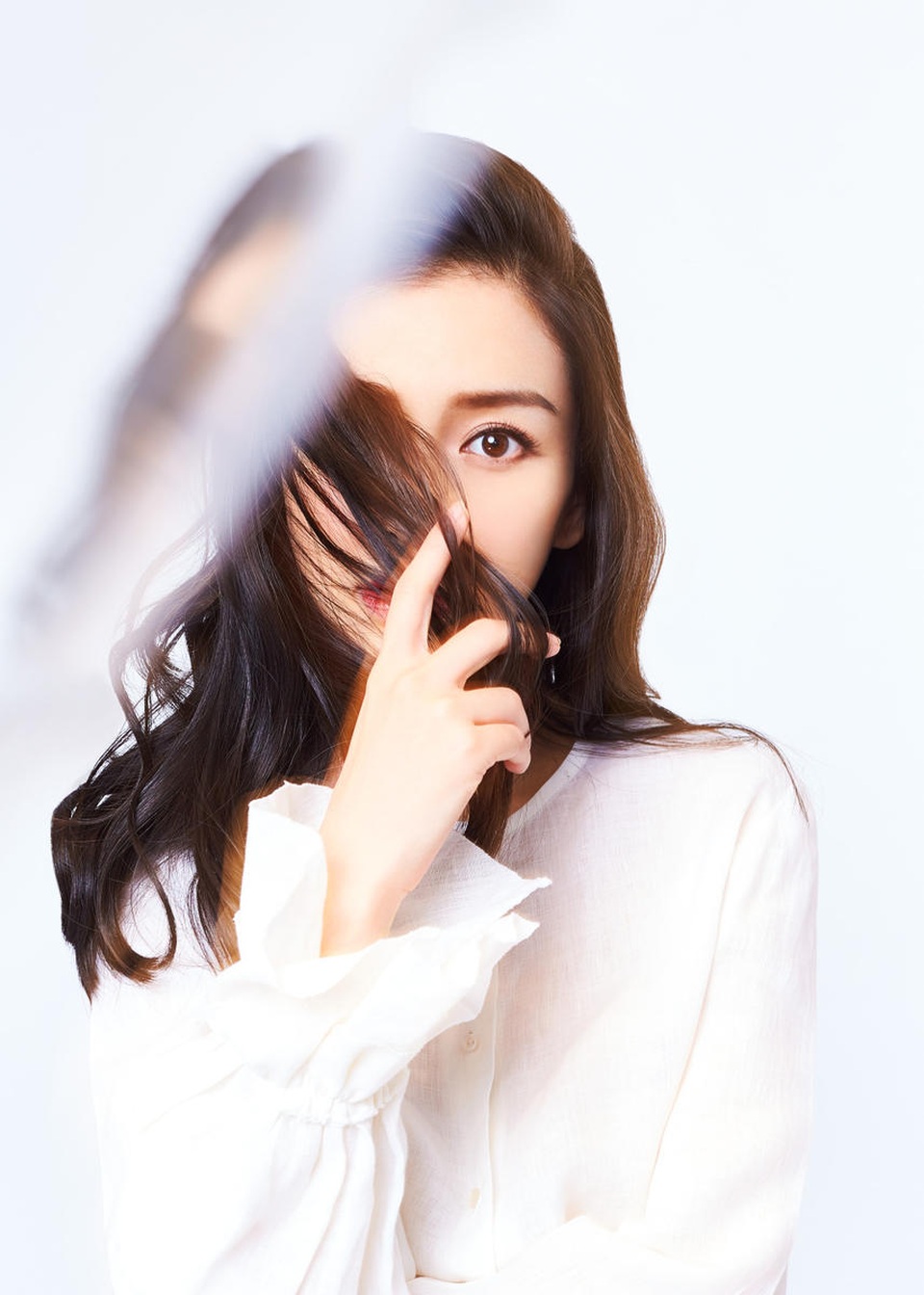 "Bà mẹ trẻ" Angelababy đẹp không "tì vết" trong ngày tái xuất - 3
Angelababy hiện là một trong những mỹ nhân hàng đầu của làng giải trí Hoa ngữ và châu Á. Vẻ đẹp lại hoàn hảo của cô khiến vạn người mê đắm và tạo điều kiện thuận lợi cho cô phát triển sự nghiệp.