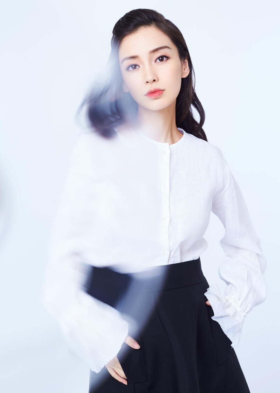 "Bà mẹ trẻ" Angelababy đẹp không "tì vết" trong ngày tái xuất - 2
Bà xã của Huỳnh Hiểu Minh sinh con trai đầu lòng vào ngày 17/1 vừa rồi tại Hồng Kông. Trước khi lâm bồn, cô còn mua sắm tại một trung tâm thương mại với bụng bầu khệ nệ.