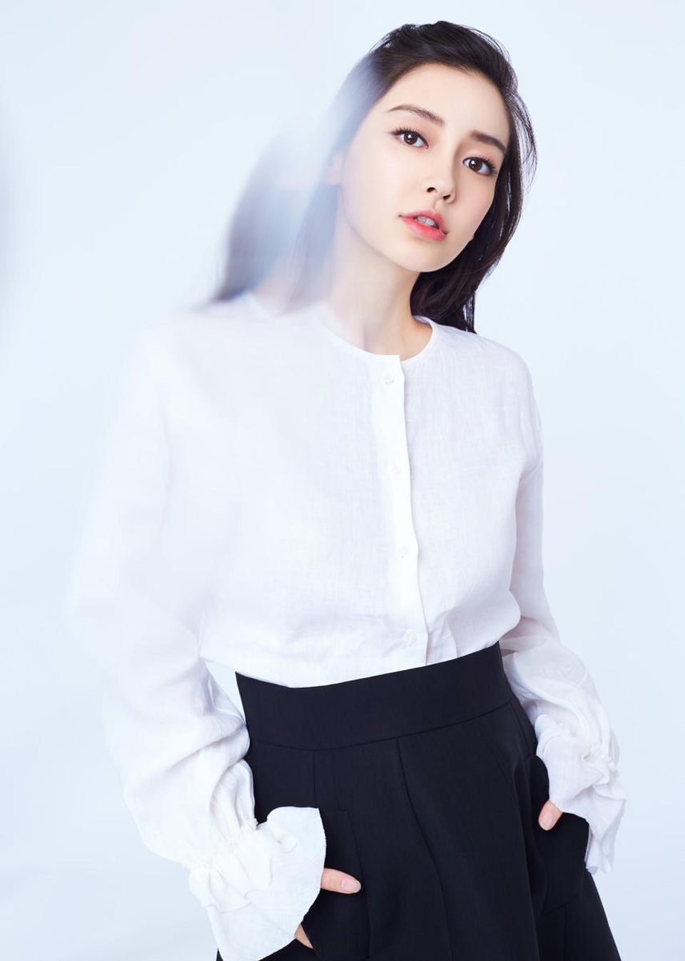 "Bà mẹ trẻ" Angelababy đẹp không "tì vết" trong ngày tái xuất - 1
Angelababy xuất hiện trong bộ ảnh thời trang mới nhất với phong cách trang điểm nhẹ nhàng tự nhiên, áo sơ mi trắng và chân váy màu xanh đen thanh lịch. Cô trông giống một nữ sinh trung học hơn là một phụ nữ vừa trải qua sinh nở cách đây 1 tháng.