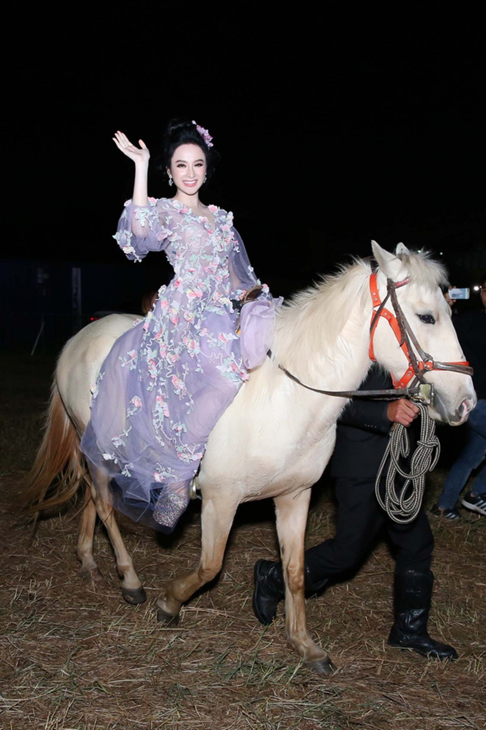 Lần khác, Angela Phương Trinh không chọn cách xuất hiện thông thường mà gây chú ý khi cưỡi ngựa đến thảm đỏ. Cũng từng quen với việc cưỡi ngựa khi quay phim nên “bà mẹ nhí” không gặp khó khăn gì.
