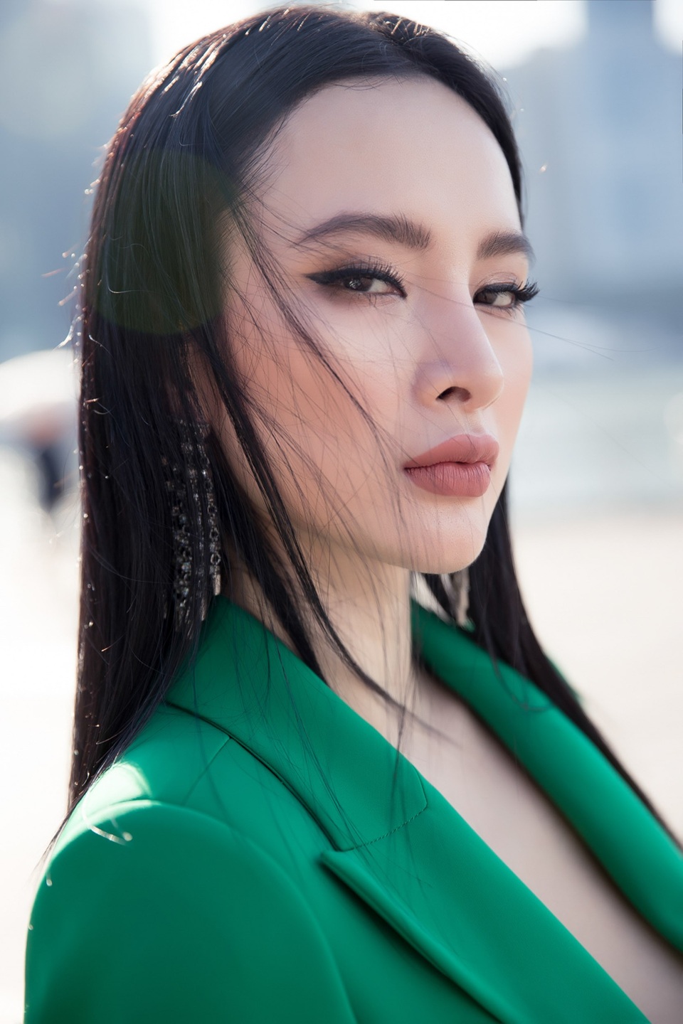Angela Phương Trinh buông lơi vòng 1, khoe khéo “siêu vòng 3” - 11 Đặc biệt, nếu như những năm trước đây, cô bị gắc mác nữ hoàng chiêu trò thì thời gian gần đây, dù tên tuổi được nhắc nhiều trên truyền thông, Angela Phương Trinh đã tránh scandal và đầu tư xây dựng hình ảnh gần gũi và thân thiện với khán giả.