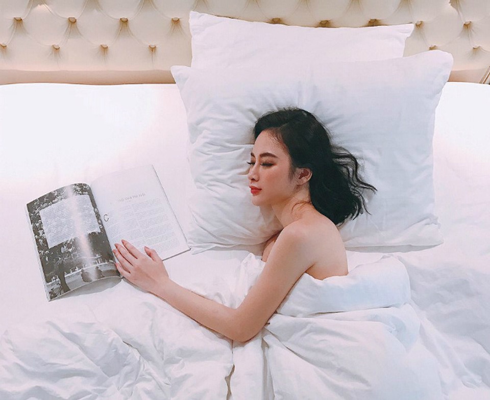 Angela Phương Trinh khoe ảnh “giường chiếu”; Trấn Thành cùng vợ "du hí" Hàn Quốc - 1 Angela Phương Trinh đăng ảnh gợi cảm trên giường cùng dòng chia sẻ nhiều tâm trạng: Càng quen biết và thân thiết nhiều người, càng đi đến và thấy được nhiều nơi, tôi lại càng chỉ muốn ở bên cạnh một người và thân gần người ấy đến chung thân cuộc đời. Vì đời rộng quá, người nhiều quá, đi cứ loanh quanh, gặp cứ xô bồ, cuối cùng chỉ có duy nhất một người để yêu thương trên thế gian. Một người khác hẳn những mối quan hệ xôn xao huyên náo. Một người khác hẳn những phù phiếm cám dỗ ồn ào. Một người đến rất nhẹ nhàng, yêu rất bình thản, thở cạnh bên nhau rất yên an.