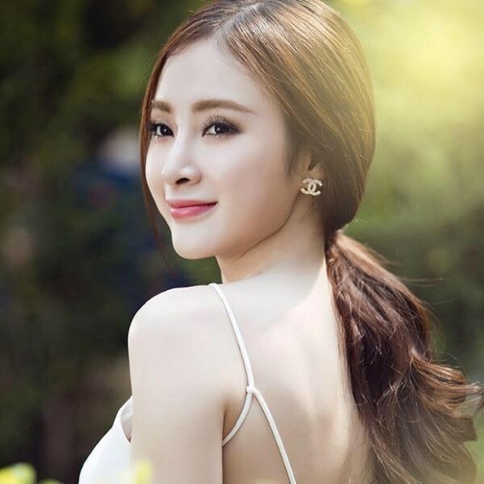 “Soi” Hoa hậu Phương Nga cùng loạt mỹ nhân Vbiz phát ngôn về “đại gia” - 5 Ở hiện tại, Angela Phương Trinh đã xây dựng hình ảnh không scandal, khi nhớ lại những phát ngôn gây sốc của mình, Angela Phương Trinh nói rằng đó là một thời tuổi trẻ sốc nổi của mình. Giờ đây, cô đề cao người đàn ông trưởng thành, chân thật, có sự đồng điệu trong tâm hồn.