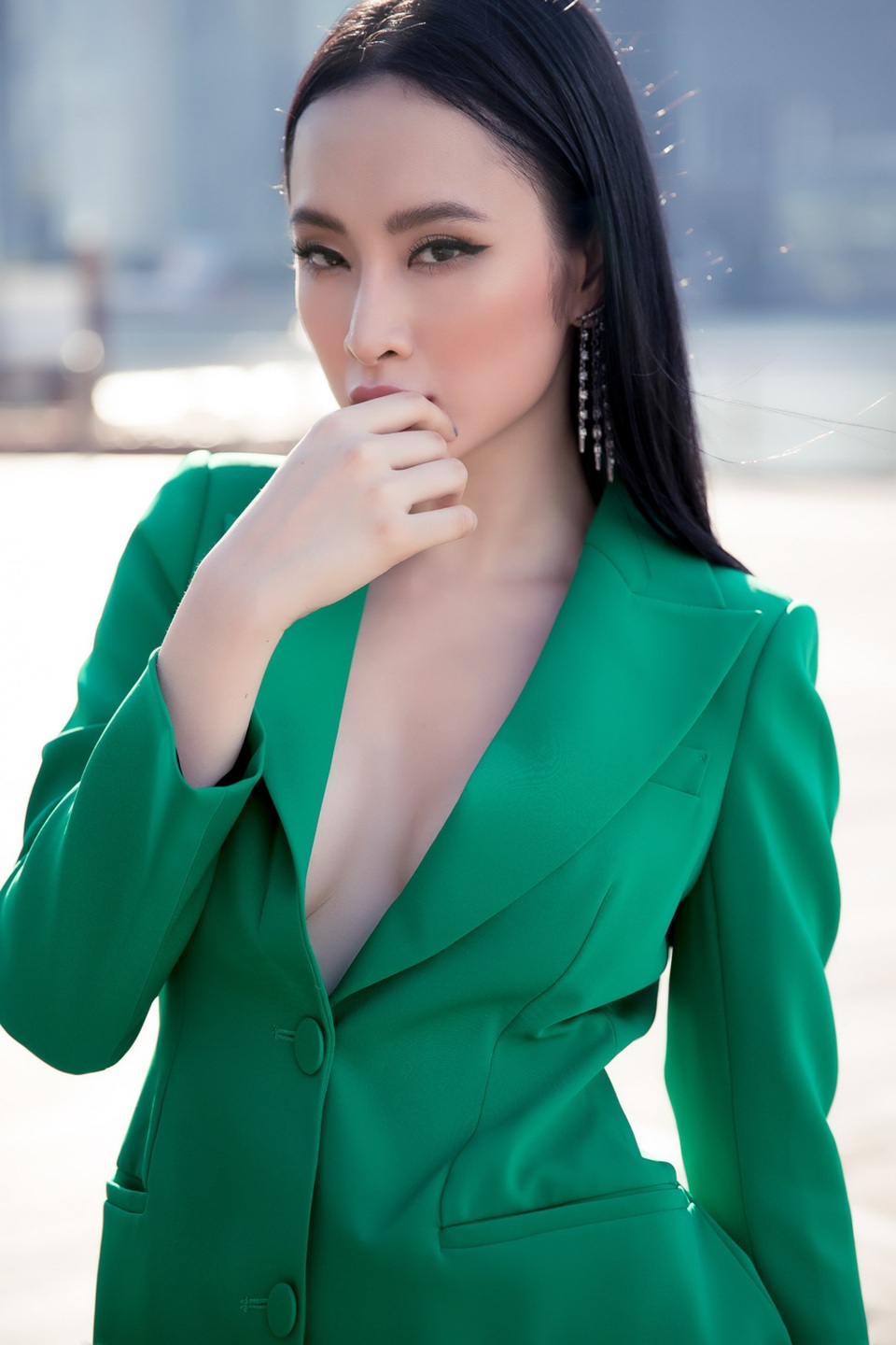 Angela Phương Trinh buông lơi vòng 1, khoe khéo “siêu vòng 3” - 9 Năm 2017, Angela Phương Trinh vẫn giữ vững ngôi vị nữ hoàng thảm đỏ với những bộ cánh lộng lẫy, nổi bật tại mọi sự kiện cô tham gia.