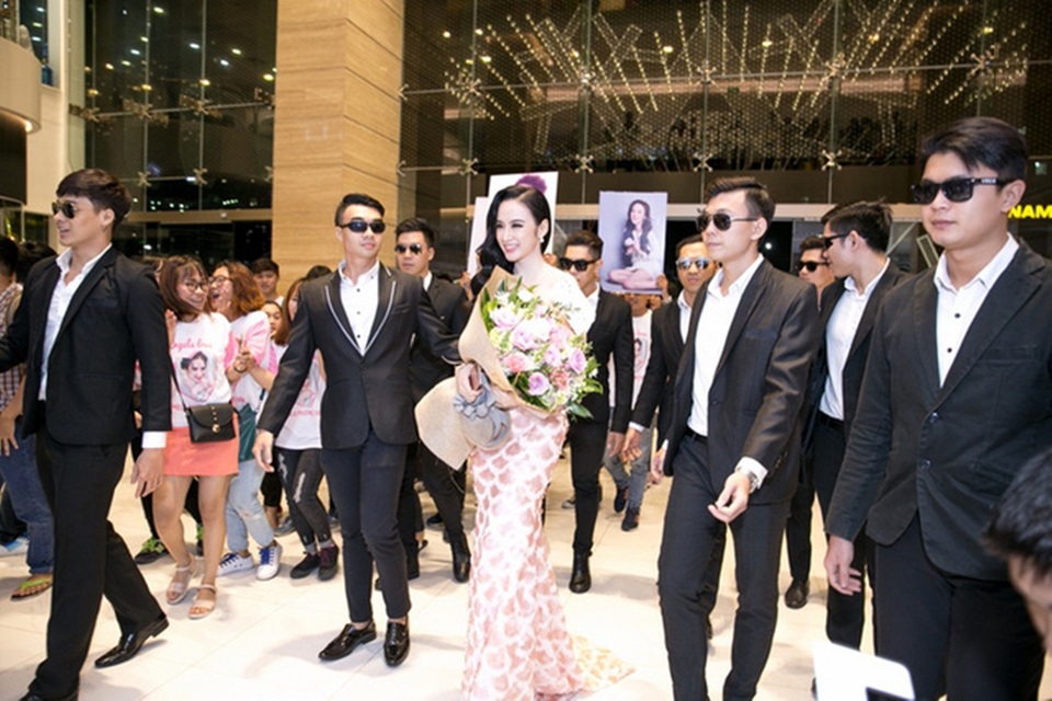 Trong lễ ra mắt bộ phim Vệ sĩ, tiểu thư và chàng khờ tại TP HCM, để tái hiện đúng nội dung của phim, nữ diễn viên 21 tuổi ngay từ khi bước xuống xe cho đến khi di chuyển lên rạp phim nhận được sự bảo vệ rất dày đặc của dàn vệ sĩ lên đến hàng chục người, gây náo động cả khu vực lớn.