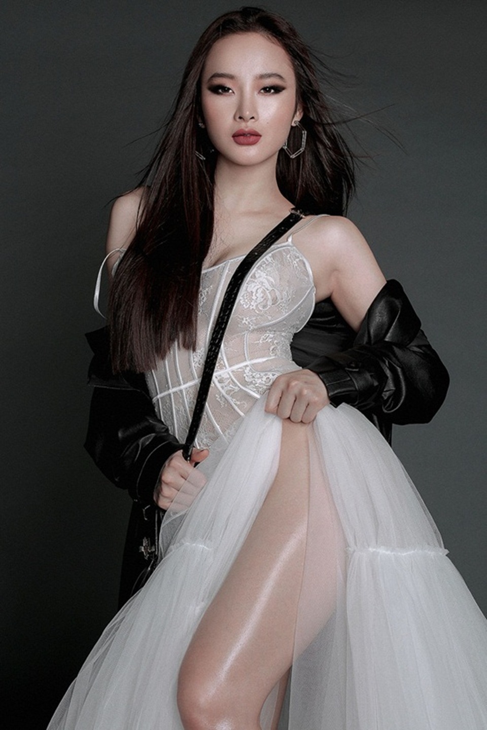 “Soi” Hoa hậu Phương Nga cùng loạt mỹ nhân Vbiz phát ngôn về “đại gia” - 4 Angela Phương Trinh từng phát ngôn: “Có đại gia sẵn sàng bỏ 20.000 đô chỉ để gặp Trinh một lần”. Việc Angela Phương Trinh đề cập đại gia chi hơn 400 triệu đồng chỉ để được gặp mặt cô... 20 phút đã từng nhận rất nhiều “gạch đá” vì độ nổ quá đà cũng như không ủng hộ việc cổ súy cho lối sống thực dụng ở tuổi còn quá trẻ của cô.