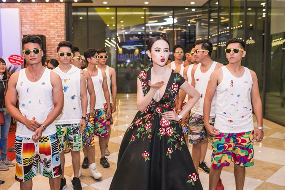 Nếu ở TP HCM, nữ diễn viên gây chú ý với 10 vệ sĩ mặc đồ đen thì tại Hà Nội, Angela Phương Trinh “chơi trội” với dàn vệ sĩ mặc quần hoa, áo ba lô giữa trời giá lạnh. Thay vì đi thang máy, cô cùng dàn vệ sĩ đi bộ từ tầng 1 lên tầng 6 nơi diễn ra buổi ra mắt phim.