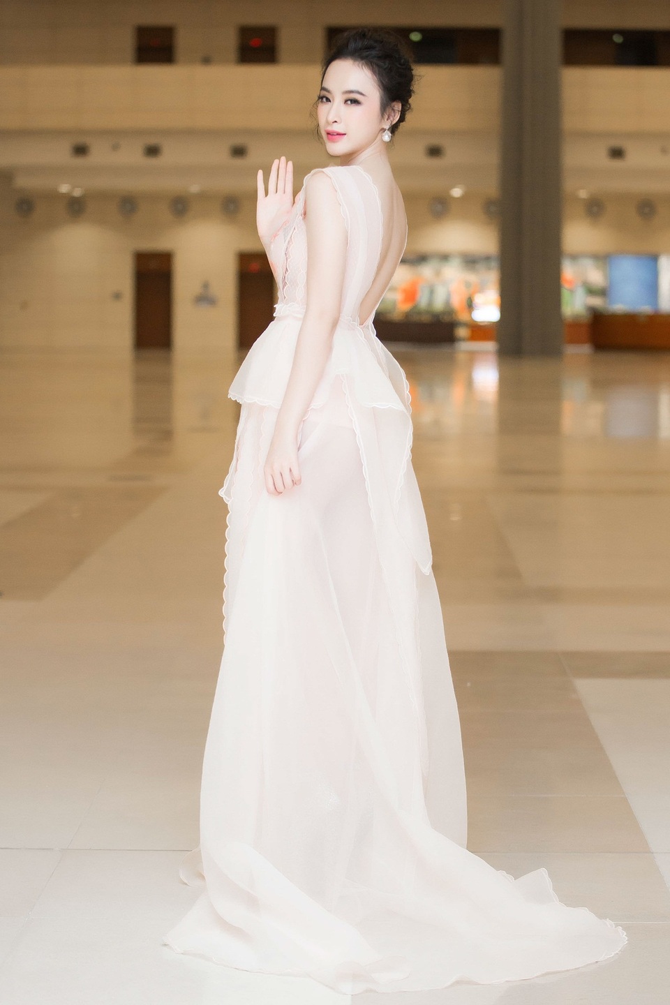 Angela Phương Trinh lên tiếng về tin đồn mũi biến dạng sau thẩm mỹ - 7 Tông trang điểm nhẹ cùng mái tóc xoăn tự nhiên được búi cao giúp người đẹp thu hút ánh nhìn ngay khi xuất hiện.