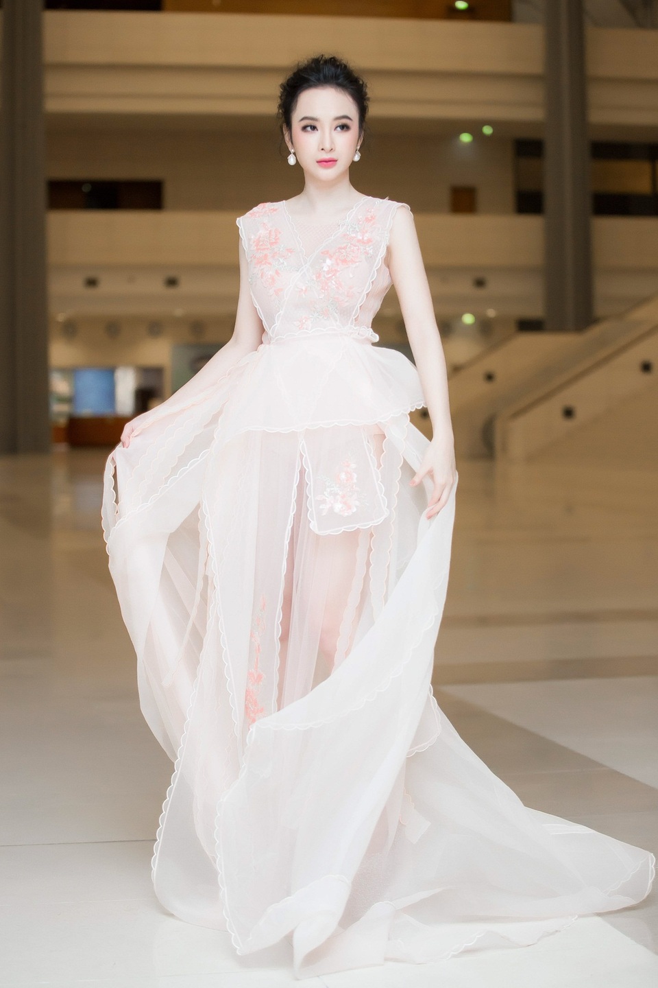 Angela Phương Trinh lên tiếng về tin đồn mũi biến dạng sau thẩm mỹ - 8 Đây là lần trở lại thảm đỏ đầu tiên của nữ diễn viên 9X sau thời gian dài tập trung cho các dự án thời trang và điện ảnh đầu năm 2017.