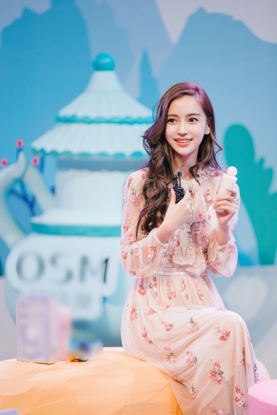 "Gái một con" Angelababy: Càng ngắm, càng xinh! - 1
Angelababy là khách trong một sự kiện tại Thượng Hải, Trung Quốc, ngày 25/10.