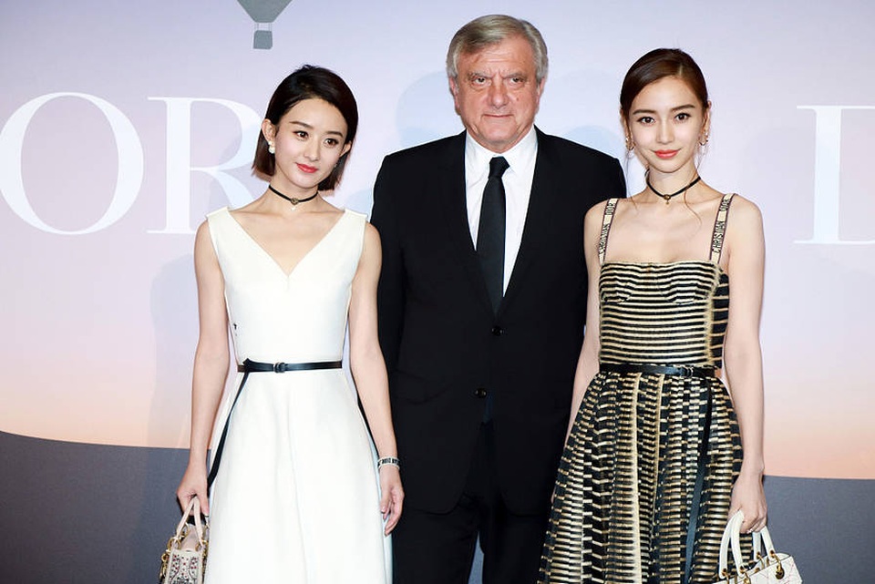 Không cần "vòng một" bốc lửa, Angelababy vẫn xinh đẹp và cuốn hút - 14
Angelababy tâm sự rằng, cô không ngại sinh nở và sẵn sàng sinh thật nhiều con cho Huỳnh Hiểu Minh. Bà mẹ trẻ chưa bao giờ chia sẻ hình ảnh trực diện của con trai vì hai vợ chồng cô muốn con trai có một cuộc sống bình thường như mọi đứa trẻ cùng lứa khác.