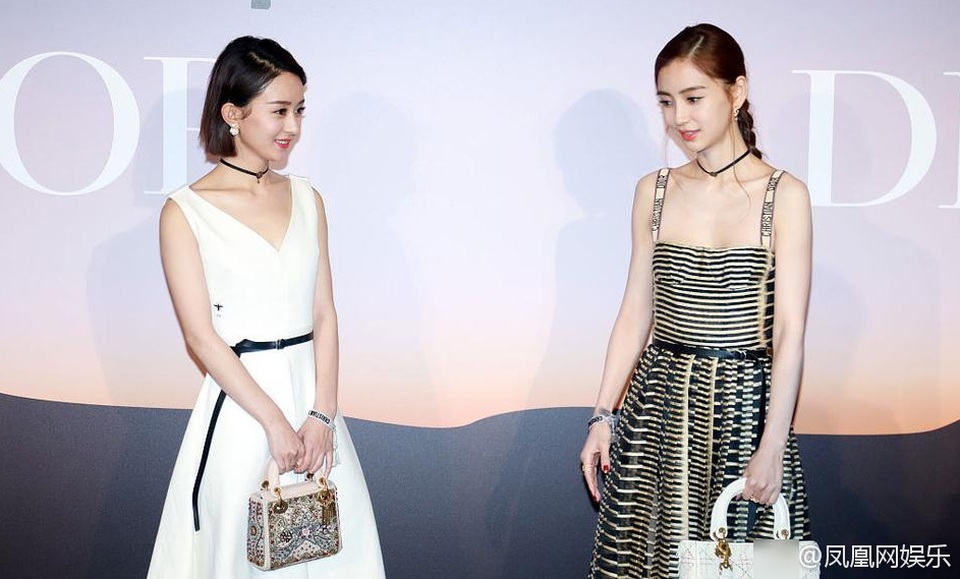 Không cần "vòng một" bốc lửa, Angelababy vẫn xinh đẹp và cuốn hút - 4
Angelababy sở hữu chiều cao chưa đủ 160cm và dáng vóc vô cùng thanh mảnh. Tuy nhiên, với gương mặt đẹp như búp bê, bà xã của Huỳnh Hiểu Minh vẫn luôn có tên trong danh sách top những mỹ nhân xinh đẹp nhất làng giải trí Hoa ngữ hiện tại.
