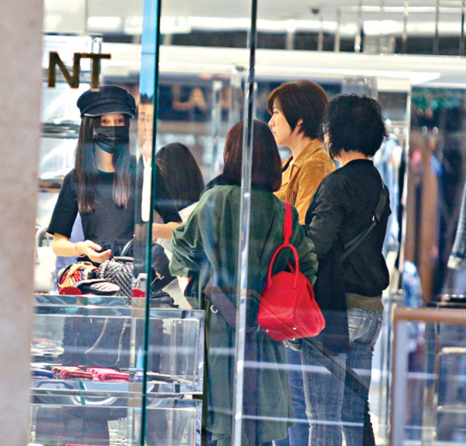 
Nữ diễn viên xinh đẹp mặc váy ôm sát màu đen, đeo khẩu trang để tránh mọi người nhận ra mình khi ghé vào một trung tâm thương mại để mua sắm. Tuy nhiên, vẫn nhiều người nhận ra nữ diễn viên nổi tiếng.
