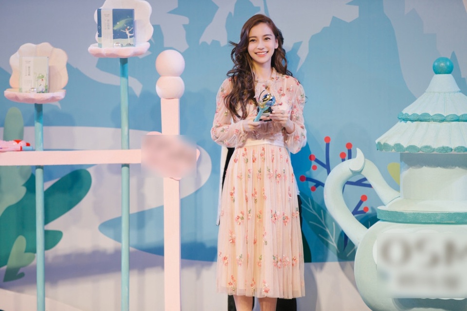 "Gái một con" Angelababy: Càng ngắm, càng xinh! - 8
Nụ cười rạng ngời và tâm trạng thoải mái cũng là một trong những bí quyết giúp Angelababy luôn xinh đẹp.