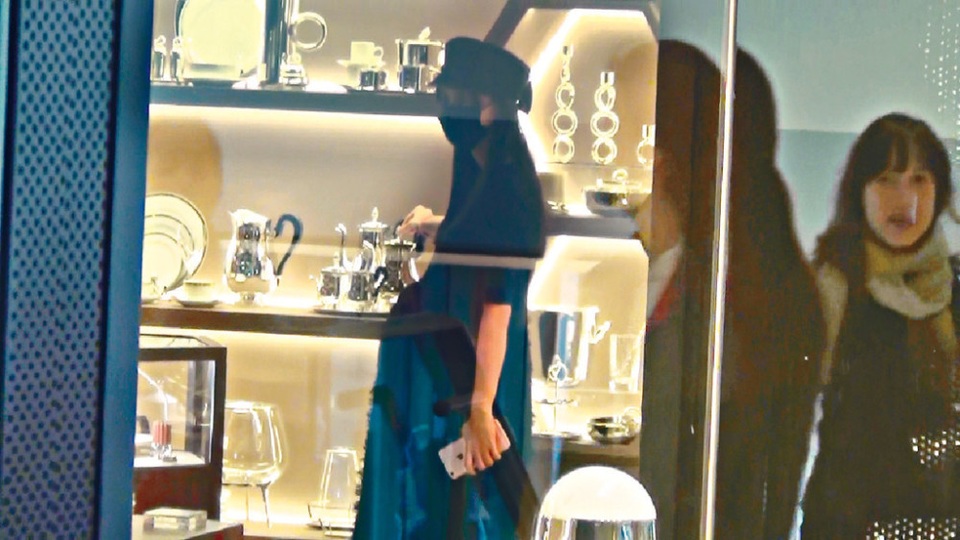 
Bà xã của Huỳnh Hiểu Minh khoe với mọi người rằng, cô tăng cân khá nhiều trong lần mang thai này nhưng quan sát vẫn thấy Angelababy vẫn rất thanh mảnh.
