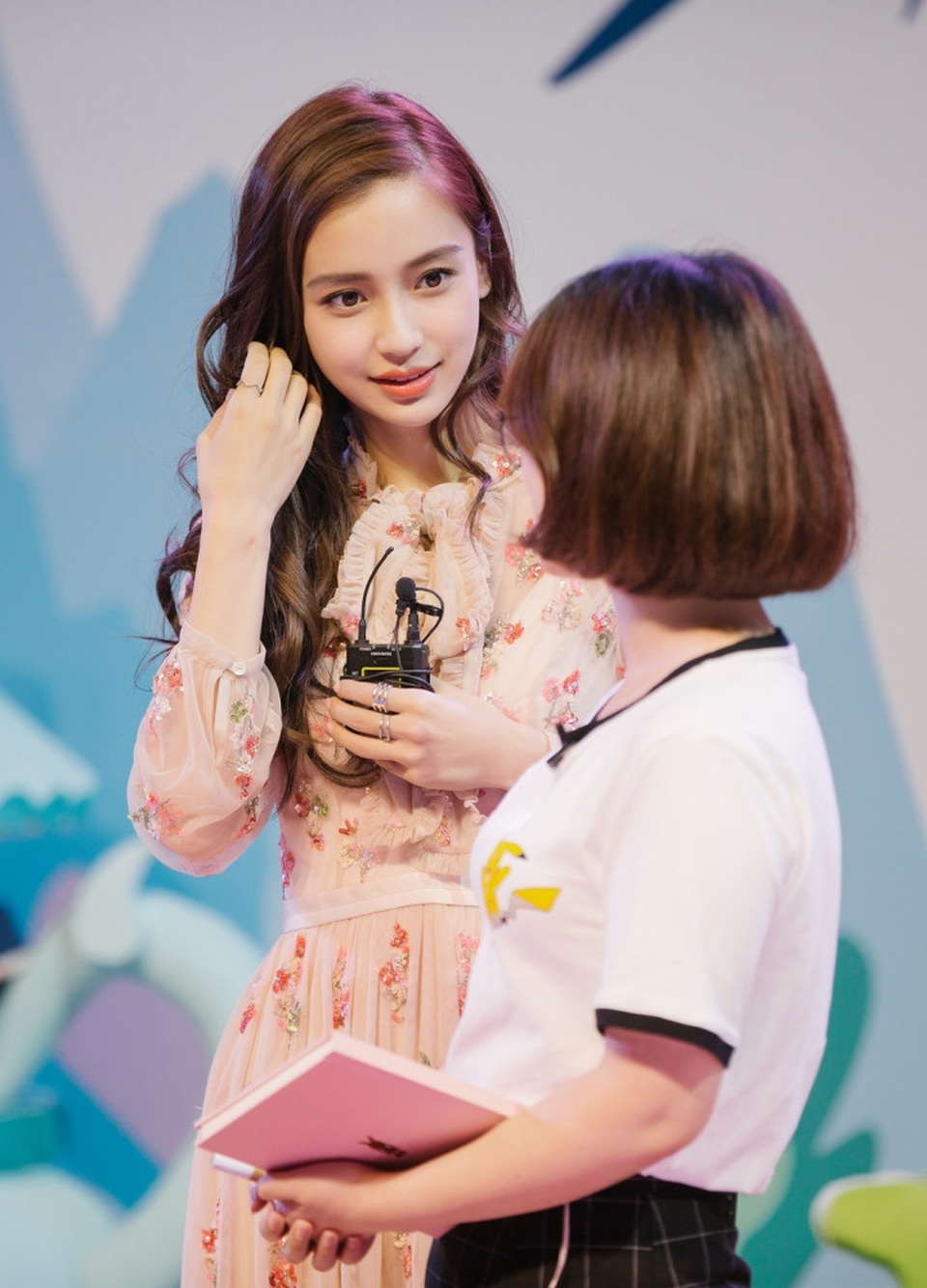 "Gái một con" Angelababy: Càng ngắm, càng xinh! - 7
Angelababy cho biết, nếu không phải làm việc hay tham dự sự kiện, cô sẽ không trang điểm để làn da được thở. Ngoài ra, việc ăn uống đủ chất và ngủ đủ cũng giúp phụ nữ trẻ đẹp hơn.
