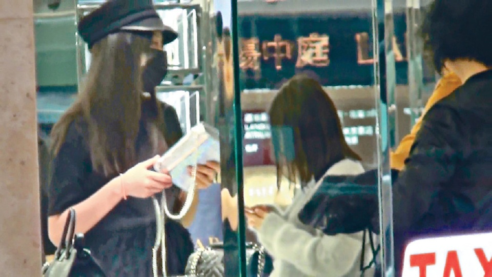 
Bụng bầu của nữ diễn viên nổi tiếng to lên đáng kể trong những tháng cuối thai kỳ. Trong những tháng cuối của thai kỳ, Angelababy về Hồng Kông để ở gần gia đình, tiện cho việc chuẩn bị sinh nở.
