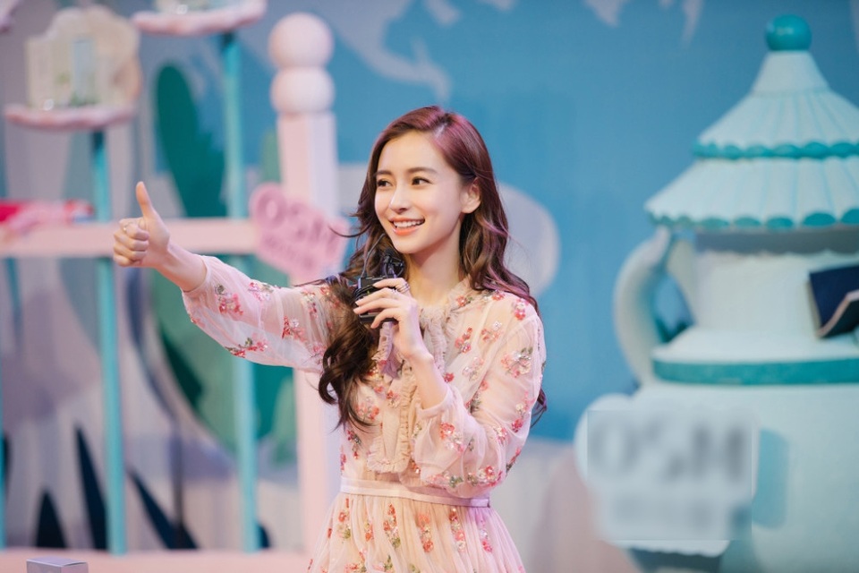 "Gái một con" Angelababy: Càng ngắm, càng xinh! - 6
Nữ diễn viên xinh đẹp vui vẻ chia sẻ những bí quyết chăm sóc da, tóc và làm đẹp với người hâm mộ.