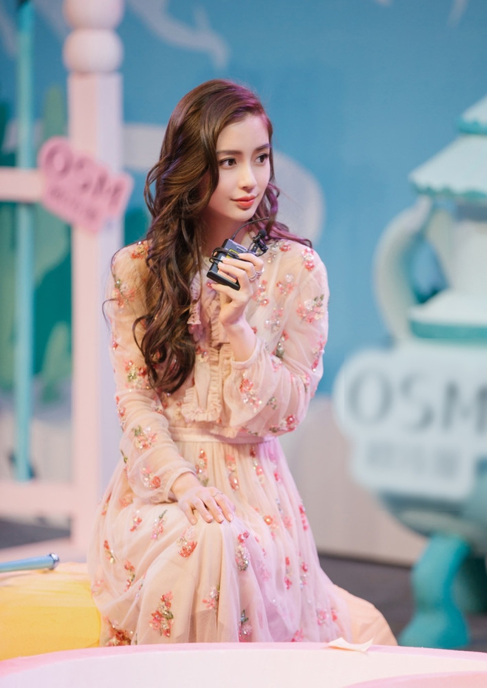 "Gái một con" Angelababy: Càng ngắm, càng xinh! - 5
Angelababy sinh con trai đầu lòng vào tháng 12 năm ngoái và nhanh chóng lấy lại dáng vóc sau sinh.