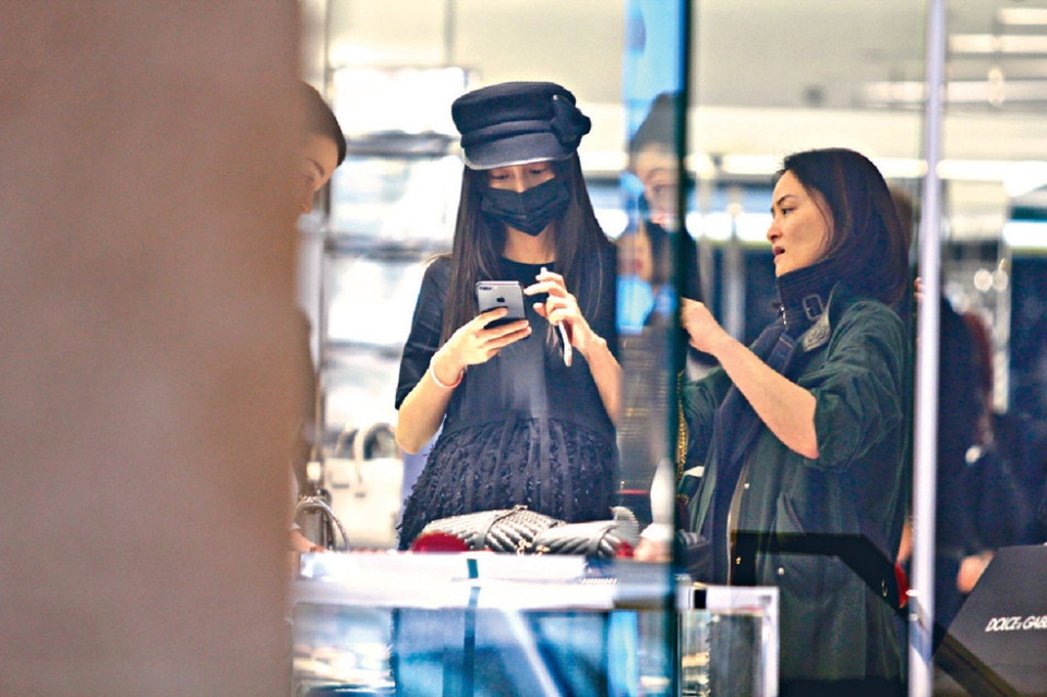 
Ngôi sao xinh đẹp tranh thủ kiểm tra điện thoại khi đang lựa chọn đồ. Cô được chồng chăm sóc rất chu đáo trong suốt thời gian mang thai. Huỳnh Hiểu Minh luôn cố gắng túc trực bên vợ trong suốt 9 tháng cô mang thai và tự tay làm mọi việc cho vợ.
