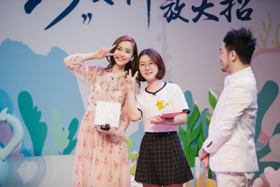 "Gái một con" Angelababy: Càng ngắm, càng xinh! - 4
Angelababy là một trong những mỹ nhân của làng giải trí Trung Quốc với gương mặt không góc chết. Dù từng dính nghi án dao kéo thẩm mỹ nhưng vợ của nam diễn viên Huỳnh Hiểu Minh khẳng định, cô chỉ chỉnh sửa hàm răng khiến gương mặt cân đối hơn.