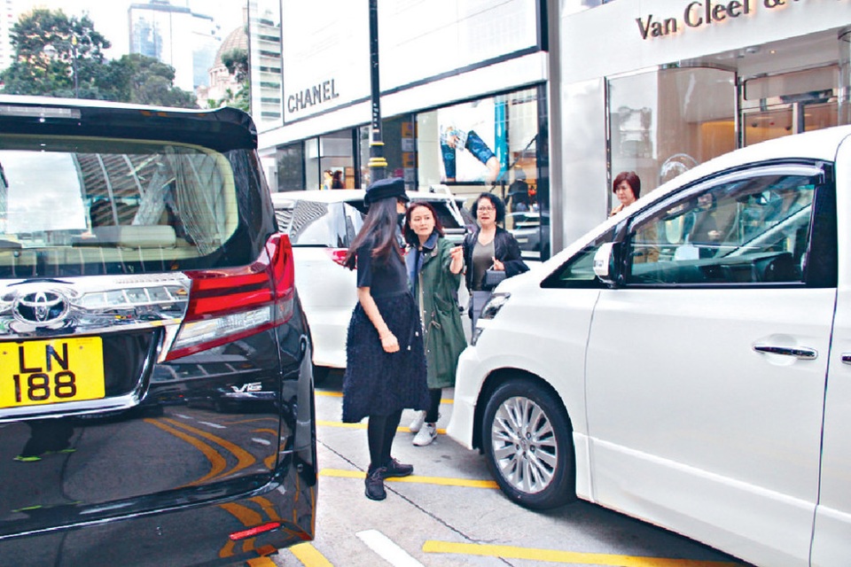 
Tháng trước, Angelababy còn tham gia quảng cáo phim tại Bắc Kinh, Trung Quốc nhưng một tháng nay, cô không còn góp mặt trong bất kỳ sự kiện nào. Bà mẹ trẻ chuẩn bị những kiến thức và tâm lý vững vàng để lên chức mẹ trong những ngày đầu năm 2017.
