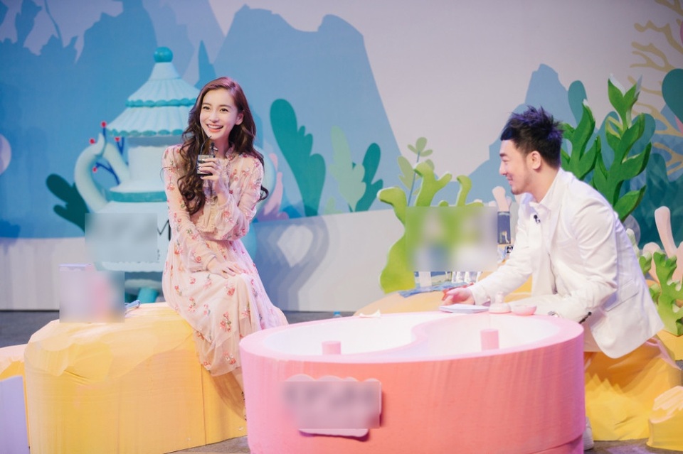 "Gái một con" Angelababy: Càng ngắm, càng xinh! - 3
Angelababy mới làm lại răng và nhuộm tóc cách đây không lâu. Sự thay đổi này khiến bà mẹ một con trẻ trung và quyến rũ hơn.