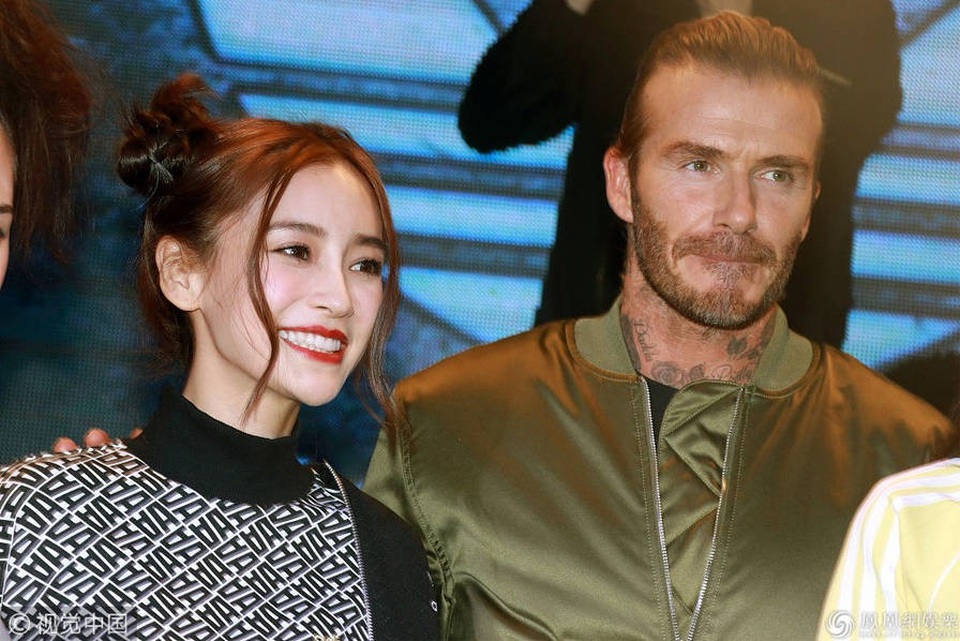 Angelababy phấn khích khi được gặp và nắm tay David Beckham - 7
Sự phấn khich của Angelababy khiến nhiều người có mặt tại sự kiện cũng ngạc nhiên và bật cười.