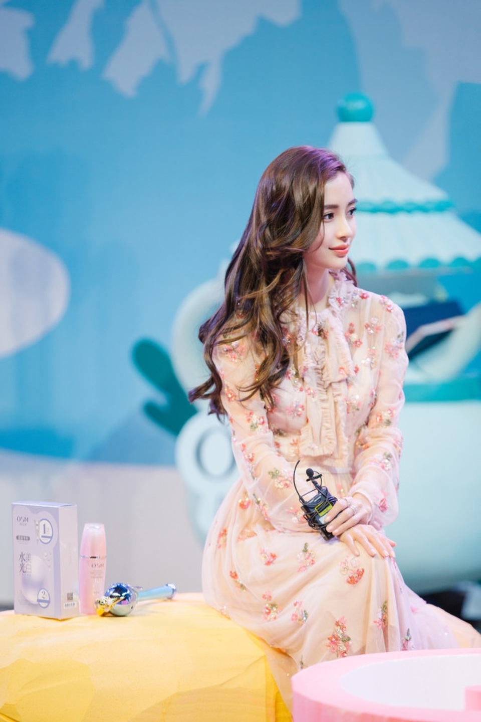 "Gái một con" Angelababy: Càng ngắm, càng xinh! - 2
Nữ diễn viên xinh đẹp mặc đầm dài chấm gót, thả tóc tự nhiên và trang điểm nhẹ nhàng trẻ trung.
