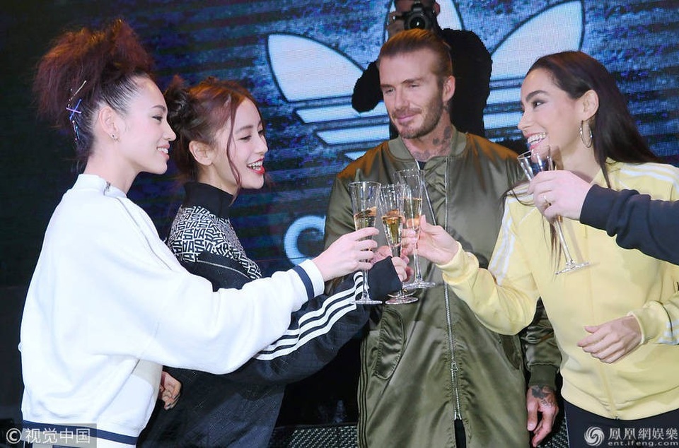 Angelababy phấn khích khi được gặp và nắm tay David Beckham - 8
Ông bố bốn con ngày càng điển trai và phong độ.